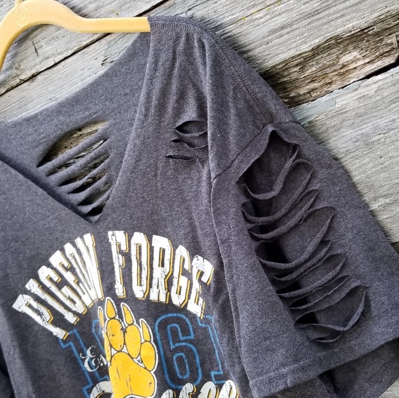 Distressed Graphic print Crop Top Pidgeon Forge TN - Picture 2 of 3